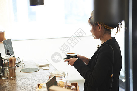女性青年在咖啡店买咖啡图片