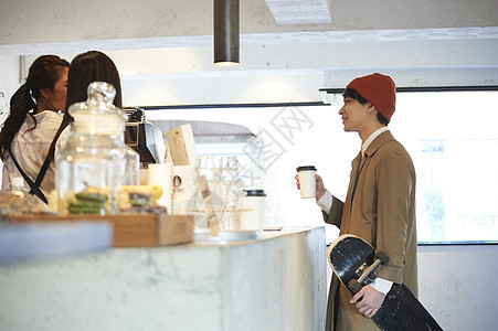 拿着咖啡与店员交谈的男青年青山高清图片素材