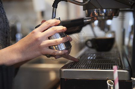 年轻咖啡店店内cafestaff浓缩咖啡机图片