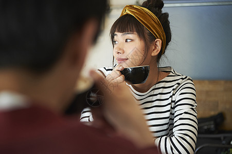 在咖啡馆喝咖啡的女性图片