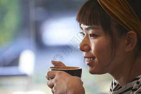 放松的原宿白天休息在咖啡馆的妇女图片