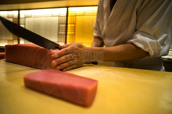 厨师正在处理寿司图片