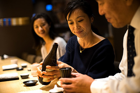 寿司店聚餐的职场人士图片