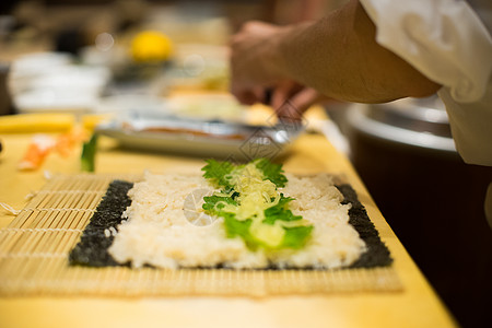 竹帘上的寿司材料图片