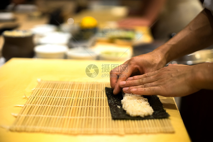 工匠摆放寿司材料图片