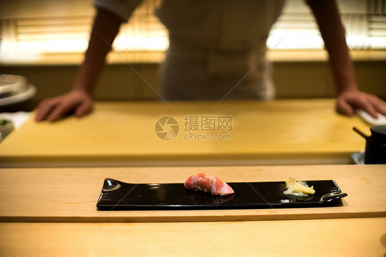 盘子内精致的金枪鱼寿司图片