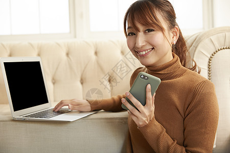 居家操作智能电子设备的女人图片