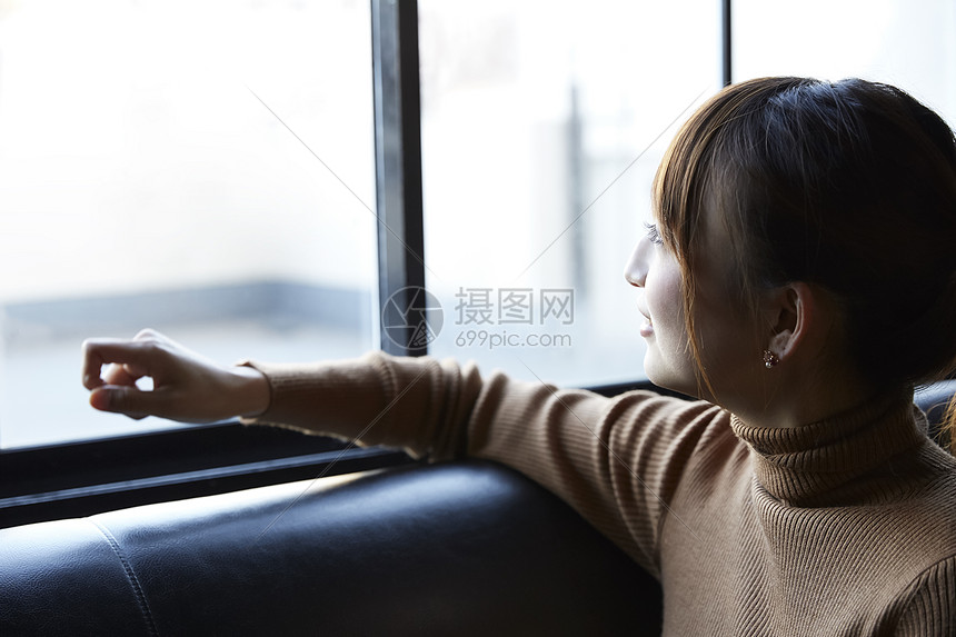 一个看着窗外的女人图片