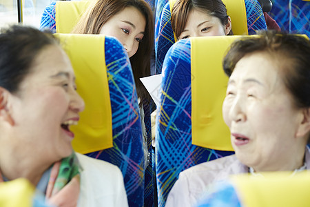老年团坐在巴士上准备出去旅游图片