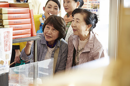 老年旅游团购物图片