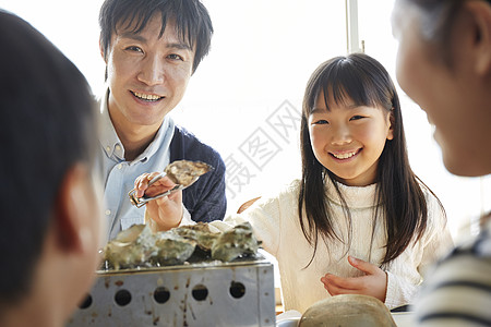 游客午餐吃海鲜高清图片