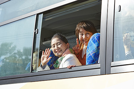 巴士窗口招手的旅客图片