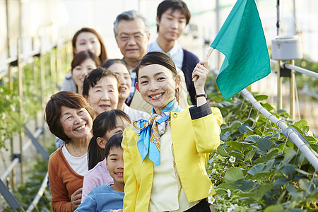 来到草莓园的旅游团图片