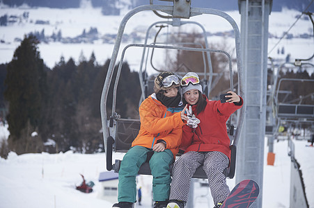  准备滑雪的情侣在拍照留念图片
