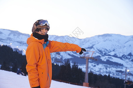 身穿滑雪服的年轻男人图片