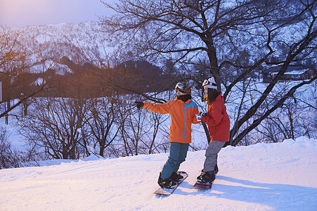 在滑雪场滑雪的夫妇图片