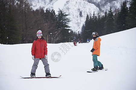 滑雪场地上的情侣图片