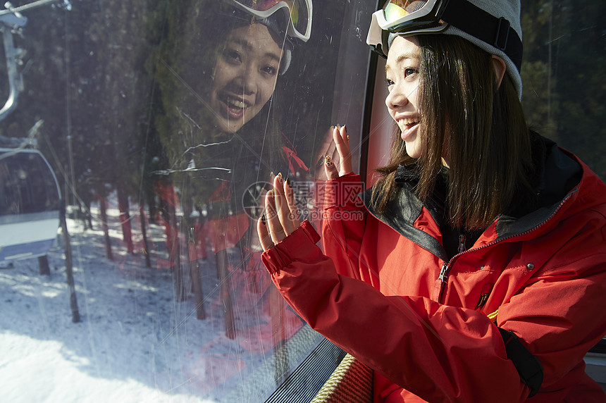  坐缆车的女性图片