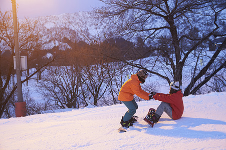 双人滑雪滑雪场地上滑雪的情侣背景