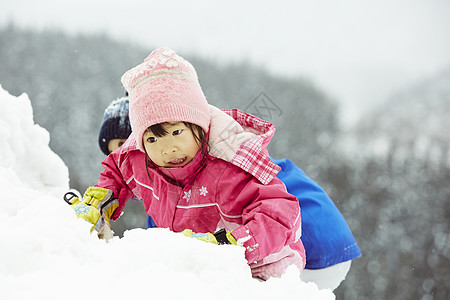 雪上玩耍的小女孩图片