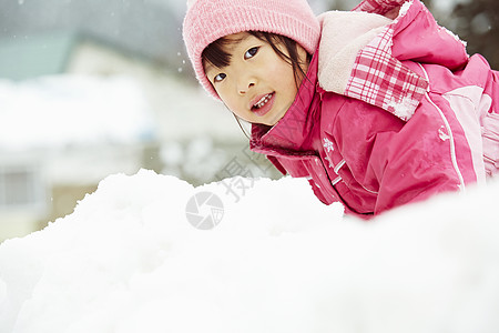 玩雪球小女孩雪地里玩耍的小女孩背景