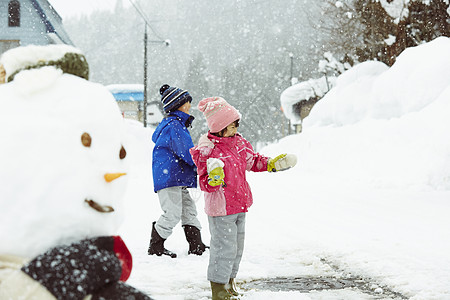 冬季雪地里打雪仗的孩子们图片
