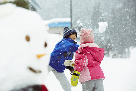 雪地里玩耍的小孩图片
