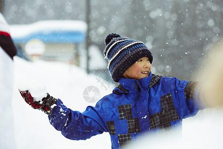 雪地里打雪仗玩耍的小男孩图片