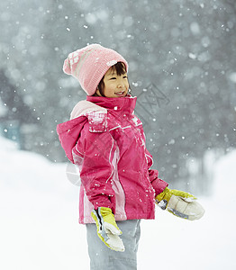 玩雪球小女孩雪地里进行雪球大战的孩子们背景