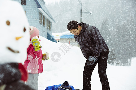 雪地里玩耍的孩子们图片