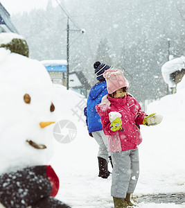 户外雪地打雪仗的孩子们图片