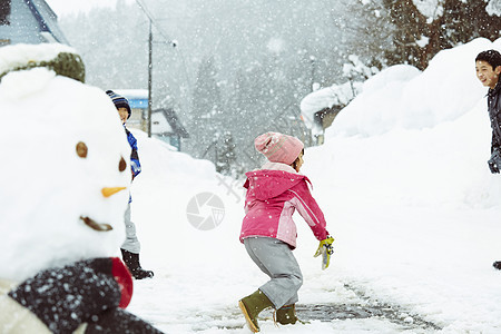户外雪地打雪仗的孩子们图片