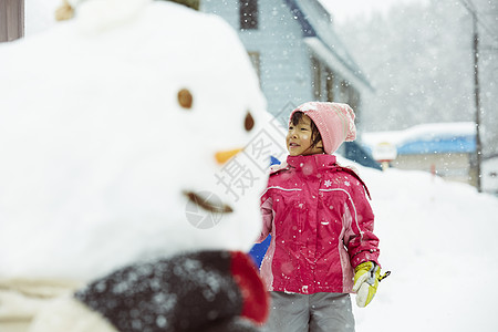 玩雪球小女孩雪中开心玩耍的小女孩背景