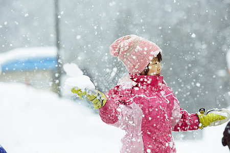 下雪天站在户外的小女孩图片