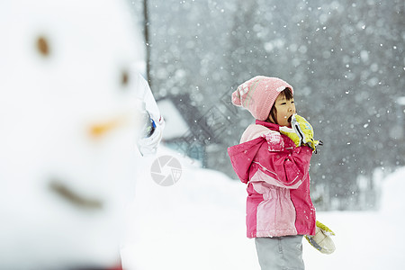 玩雪球小女孩雪地里玩耍的小女孩背景