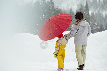 下雪天户外散步的母女图片
