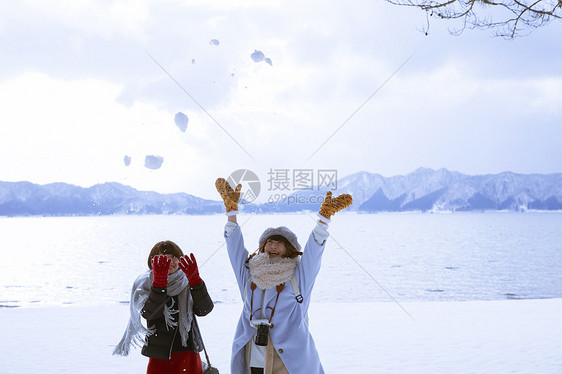 雪地里开心玩耍的少女图片