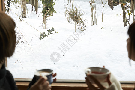 冬天女闺蜜一起泡温泉图片