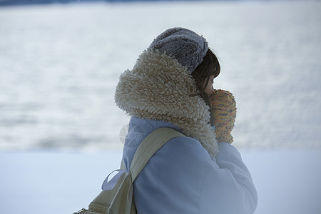 在雪乡的女子享受雪景图片