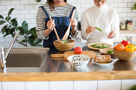 户内女孩在厨房准备食材烹饪图片