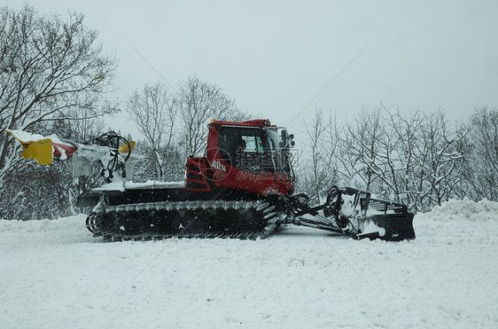 地面上运作的巨大除雪车图片