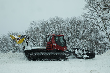 地面上运作的巨大除雪车图片