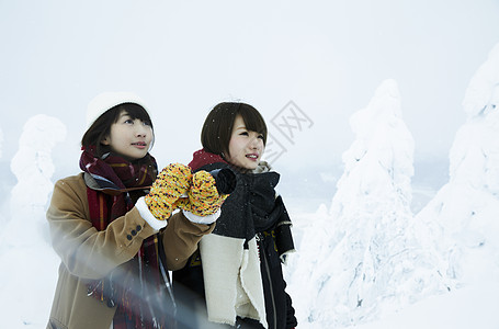  雪地里的两位女性图片