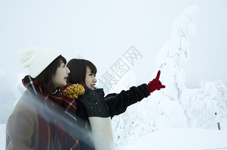  看雪景的两位女性图片