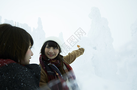  看雪景的两位女性图片