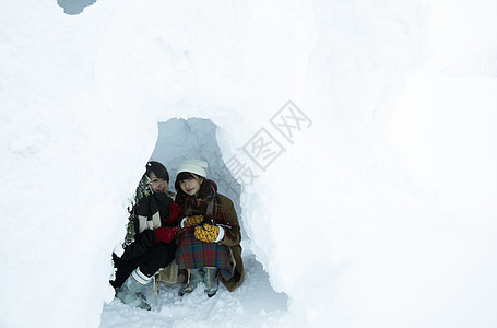  雪洞里的两位女性图片
