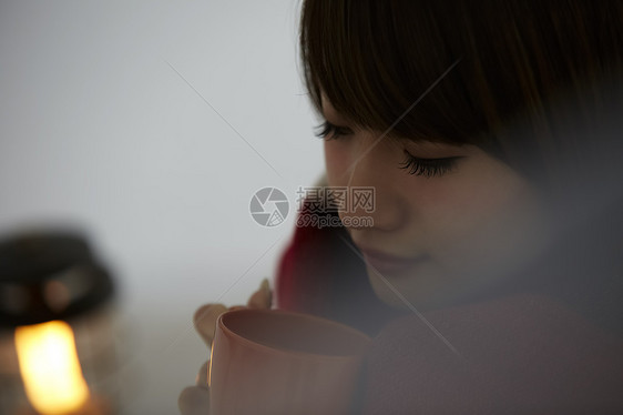  户外露营喝咖啡的女性图片