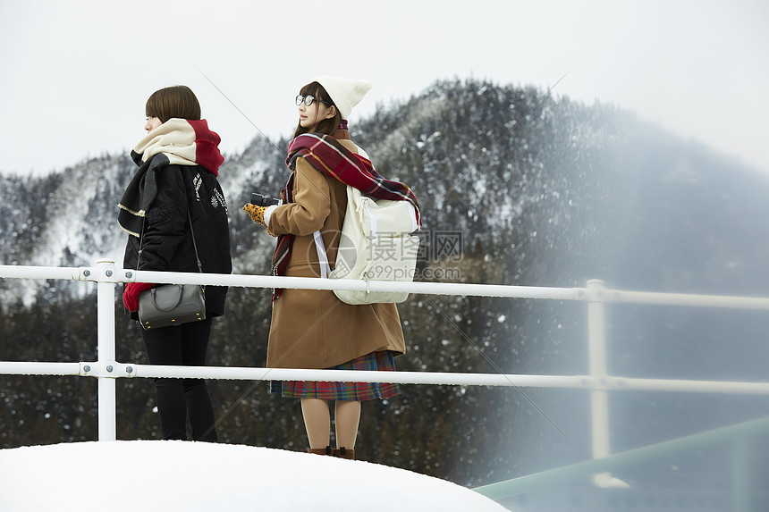 电气列车站台双人冬天女孩旅途雪风景驻地