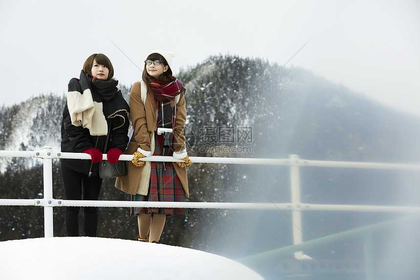 冬天女孩在旅途雪景驻地微笑图片