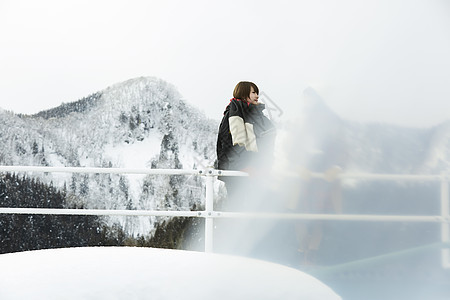 冬天女孩在旅途雪景驻地微笑图片